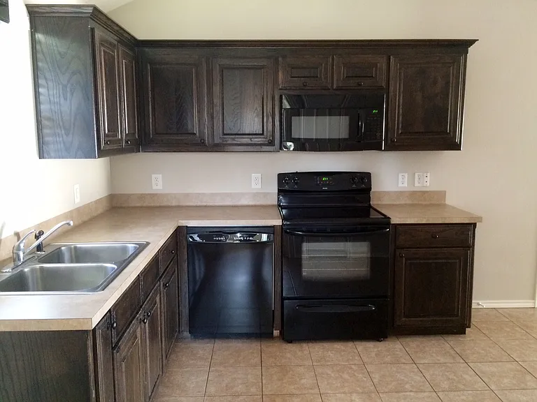 Mission Ranch- 2 Bedroom Duplex for Rent in Lindale! — Photo 9