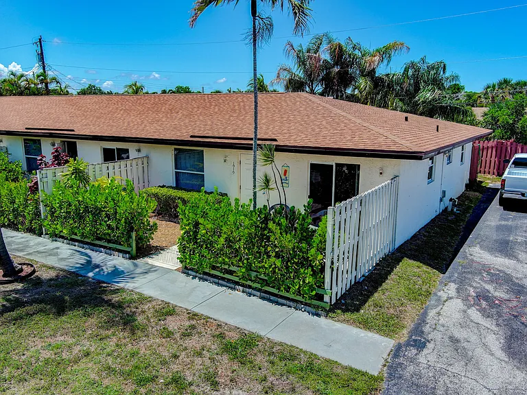 1919 Doffer Ln — Photo 22