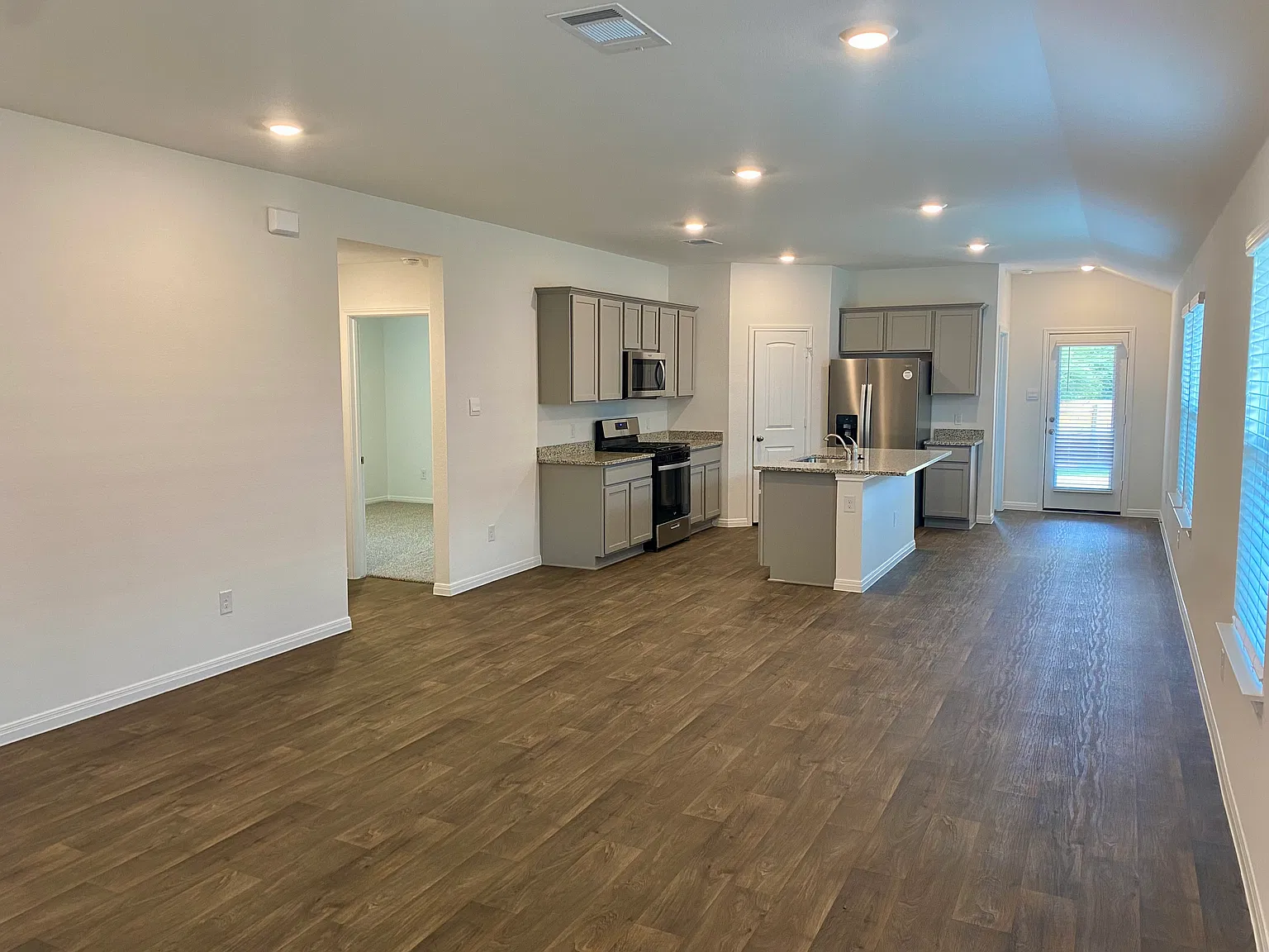 3 bed, 1535 sqft, $1,925 — Photo 3