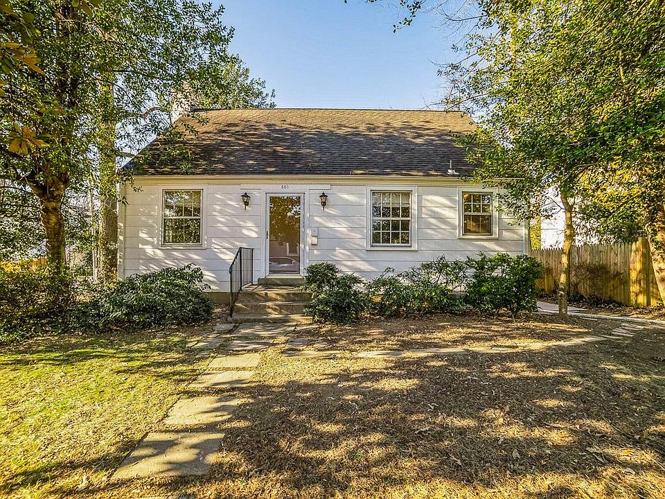 Corner lot, good light and great Location with bike trail and Mt Daniel kindergarten and playground at end of block. 8 blocks to West Falls Church metro. Shopping Restaurants and entertainment just blocks away.