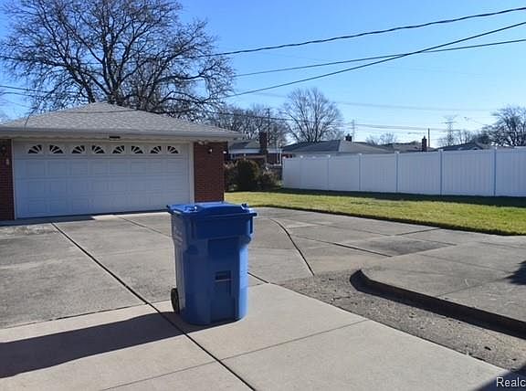 3rd image of 31562 Roan Dr
