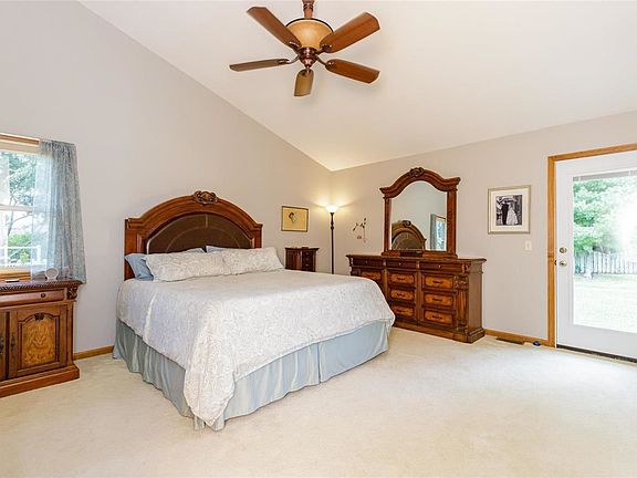 4th image of 152 Merryfield Cir