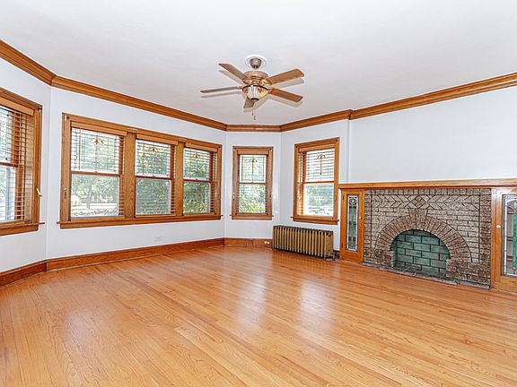 2nd image of 5253 W Wrightwood Ave