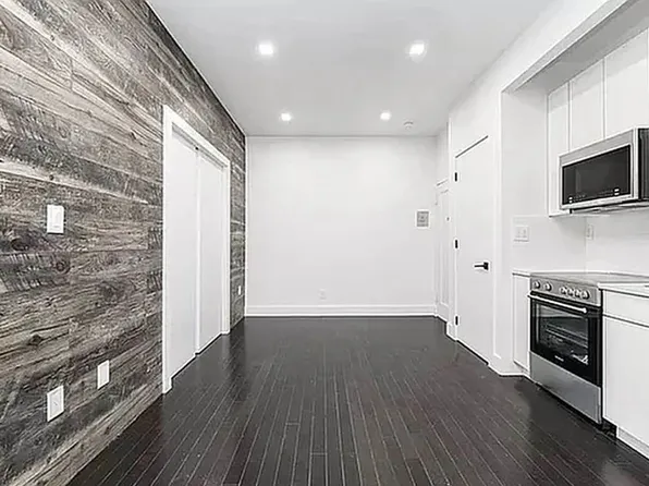 34 8th Ave APT 4C, New York, NY 10014