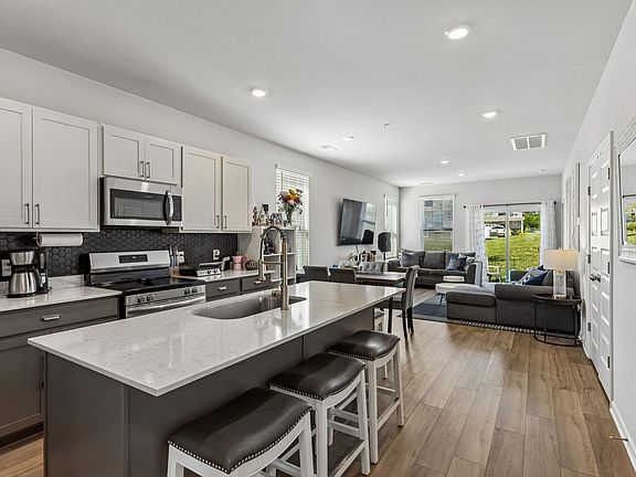 4th image of 566 Trinity Way