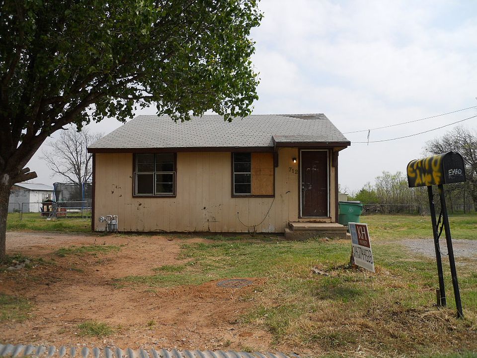 1st image of 712 N Avenue F
