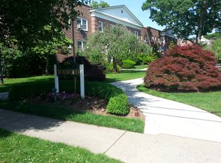 195 N Village Ave APT 1A, Rockville Centre, NY 11570
