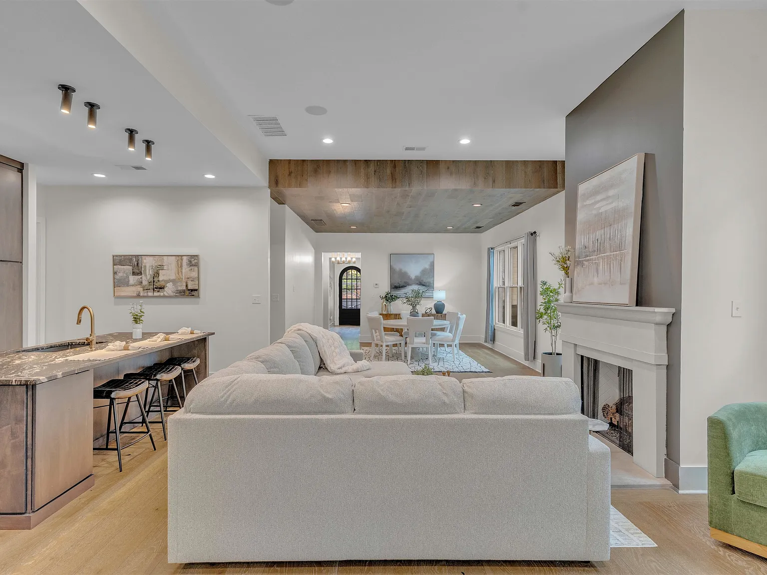 5 bed, 4.0 bath, 3326 sqft, $5,000 — Photo 2