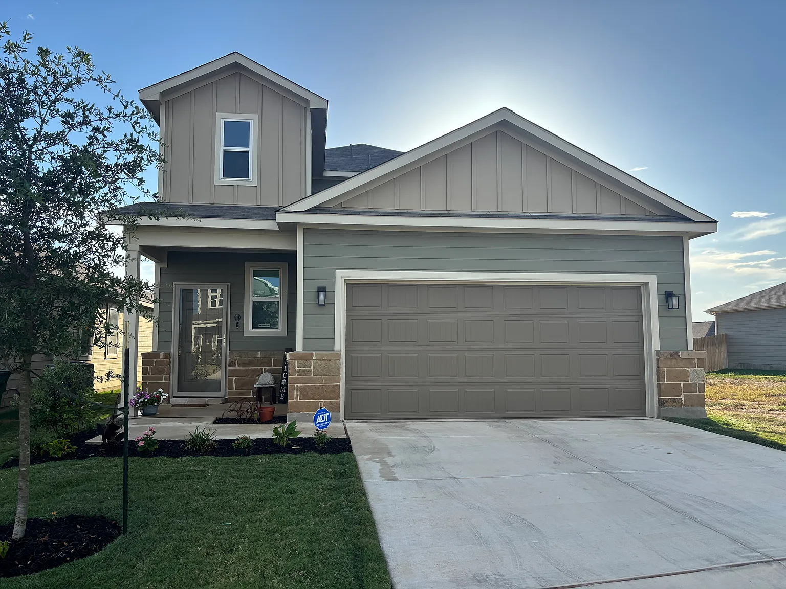 5 bed, 3.5 bath, 2511 sqft, $2,100 — Photo 1