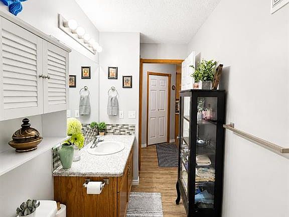 5th image of 5026 S 49th St #202