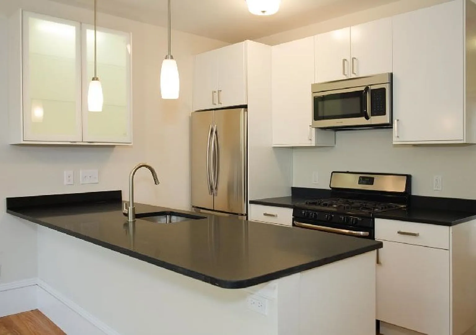 Central South End Location, In-Unit Washer and Dryer, Central Heat/AC Fully Renovated — Photo 2