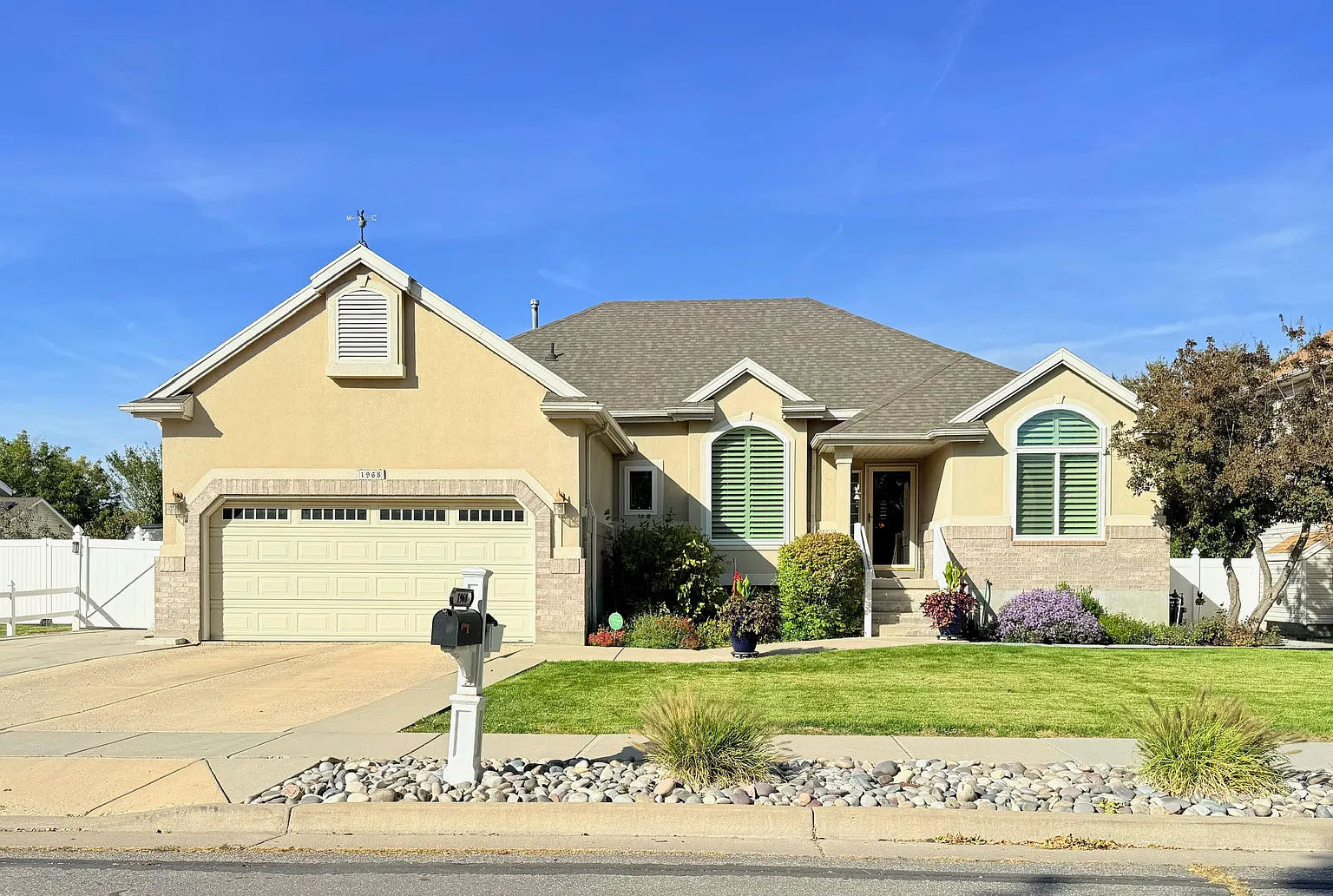 6 bed, 3160 sqft, $3,100 — Photo 2