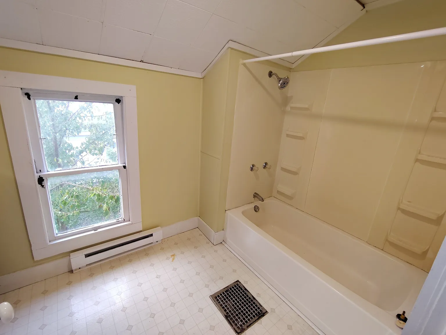 1 bed, 1.0 bath, 750 sqft, $850 — Photo 2