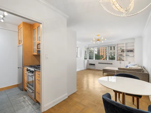 30 West 60th Street image 4 of 14