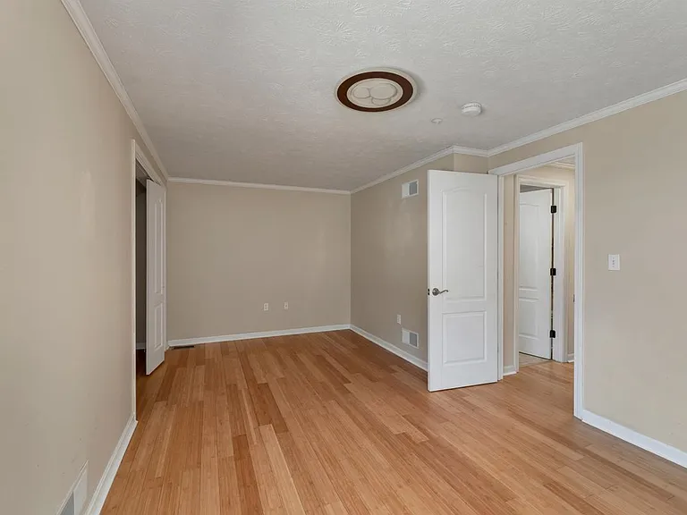 32 Suffolk Ct — Photo 23