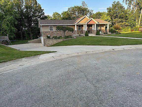 3rd image of 150 Riverside Ct