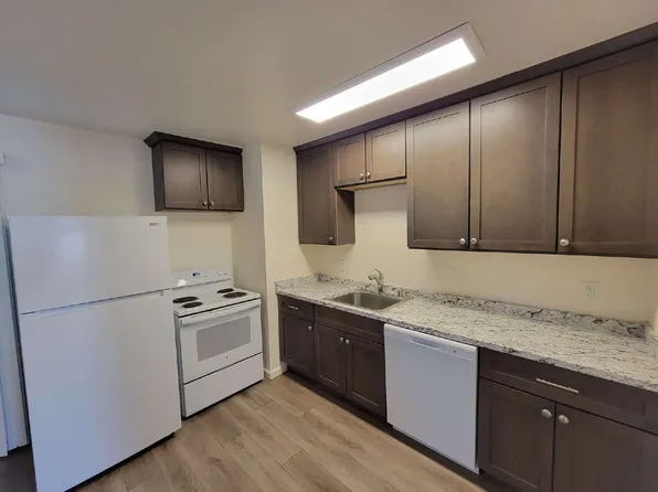 1019 W St, Merced, CA 95341