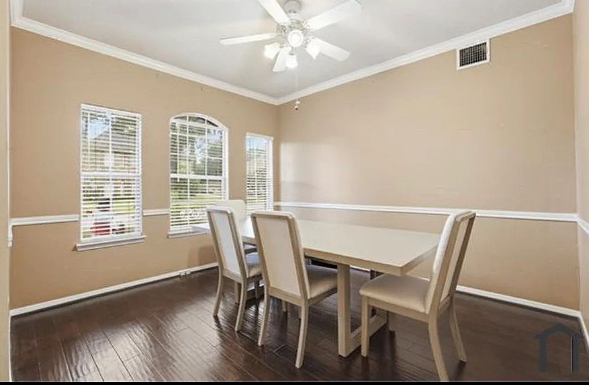 6 bed, 4463 sqft, $3,950 — Photo 3