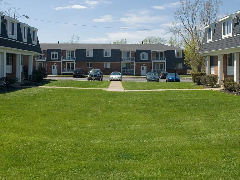 Lancer Court Apartments — Photo 13
