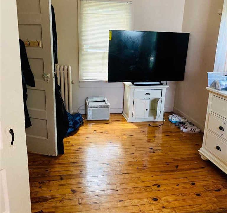 2nd image of 6 Hollywood Ct