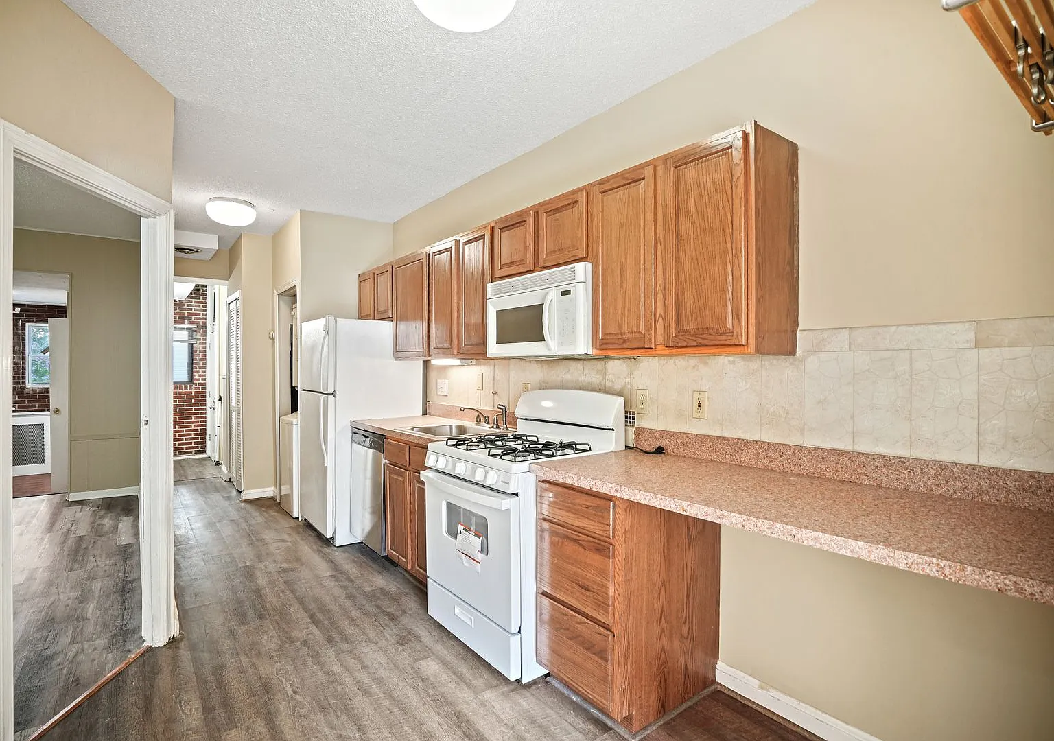 Spacious & Bright 1br + Den Just 2 Blocks From Stadium Armory in Kingman Park! — Photo 1