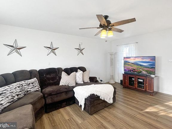 3rd image of 413 W Harvest Ln