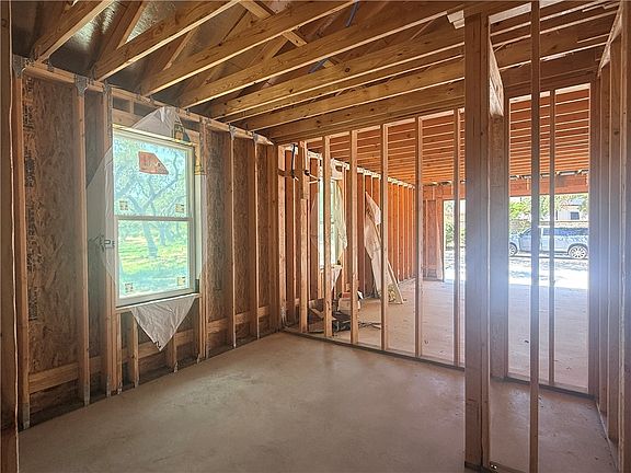 5th image of 2106 Royal Oaks