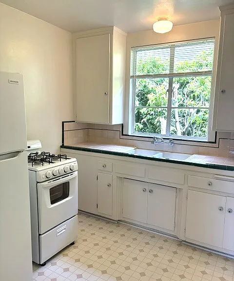 1925 Grace Ave — Photo 5