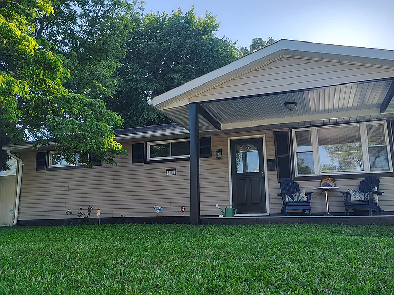 504 Hamlen Rd — Photo 2