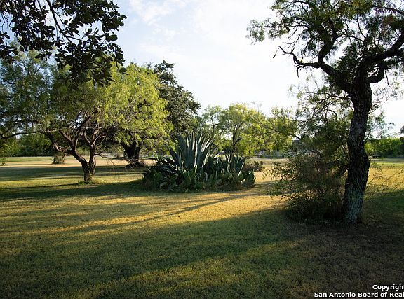 4th image of 220 County Road 468