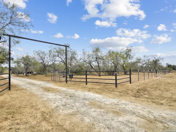4191 state highway 80, Nixon, TX 78140