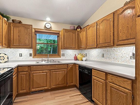 5th image of 4703 Broadway STREET