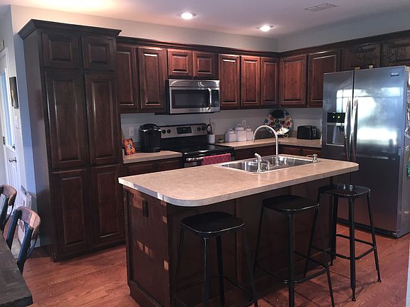 2nd image of 370 Mapleleaf Cir