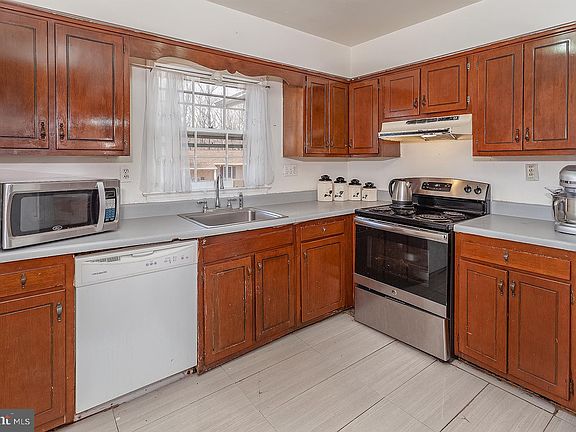4th image of 2535 Paxton St