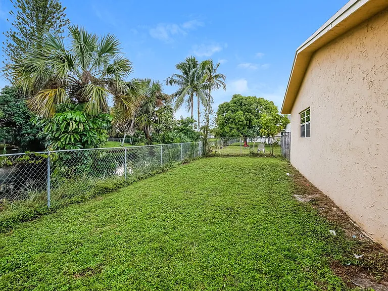 425 SW 74th Ave — Photo 16
