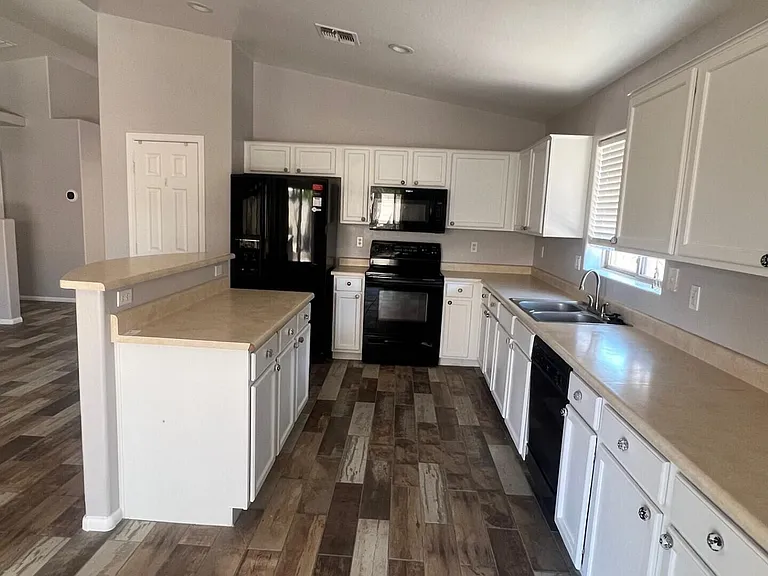 22264 N Kingston Dr — Photo 8