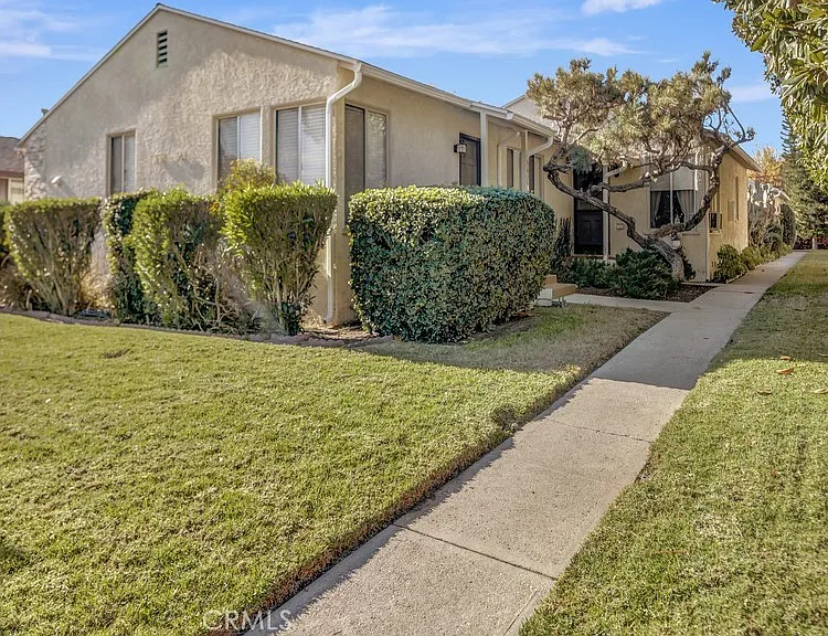 2 bed, 806 sqft, $3,200 — Photo 2