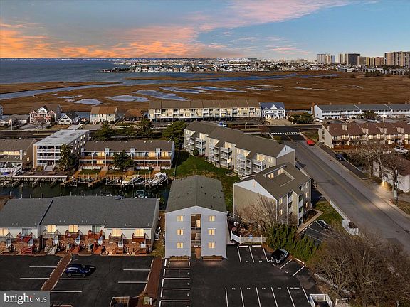 3rd image of 700 Mooring Rd #A2