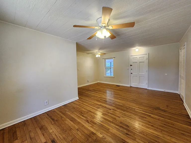 554 Lee St — Photo 7