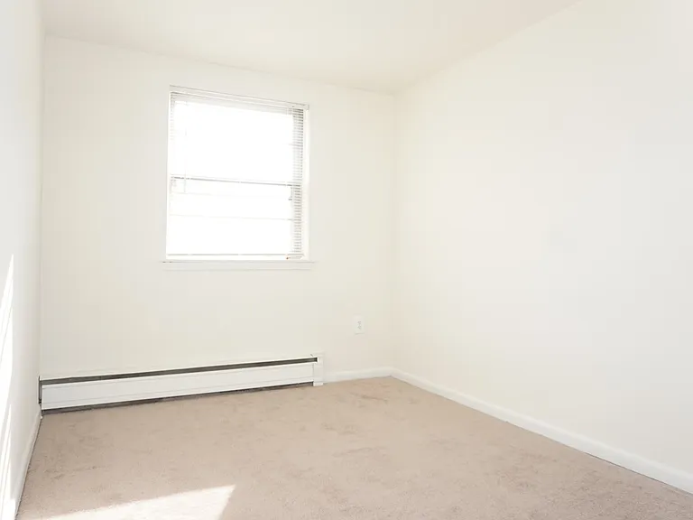 Karen Court Apartments — Photo 16