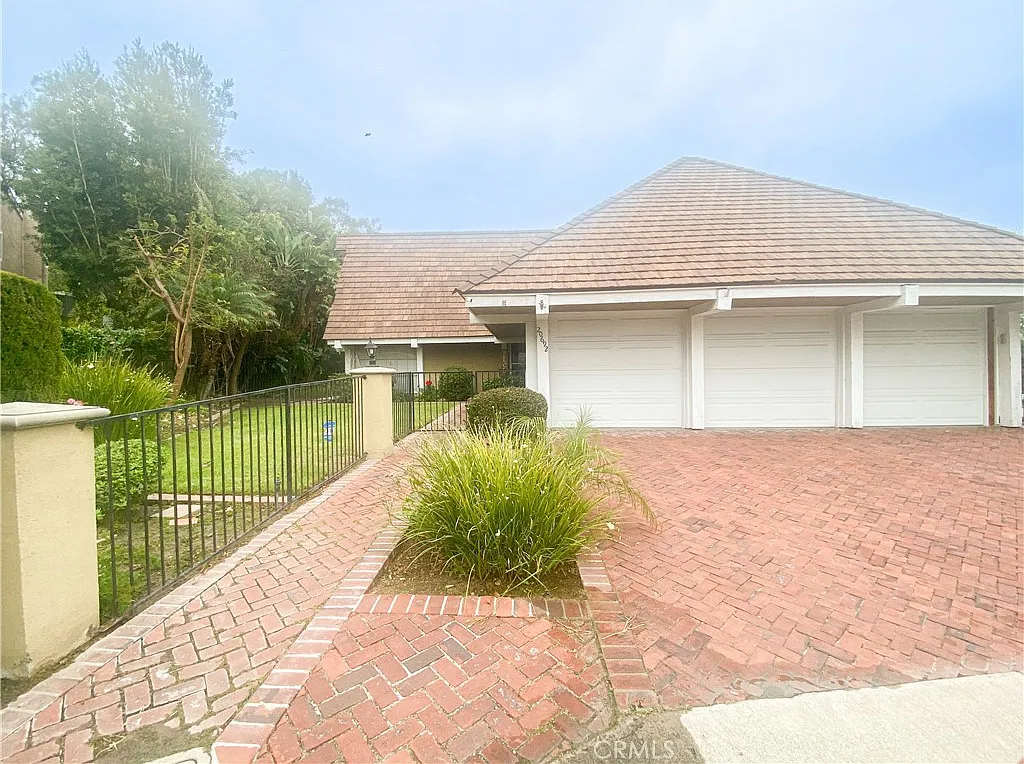 4 bed, 2590 sqft, $5,300 — Photo 3