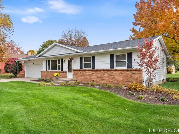 6192 Blythefield Ave NE, Rockford, MI 49341
