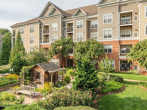 3rd image of 102 Fallsgrove Blvd #2287336
