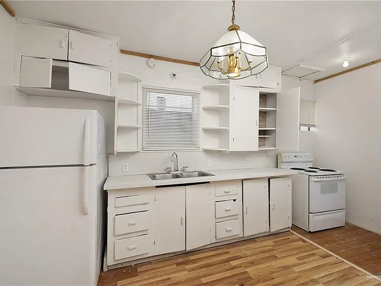 221 W 14th St — Photo 7