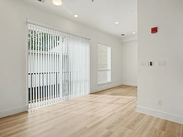 2217 N Fitzhugh Ave #204 — Photo 7