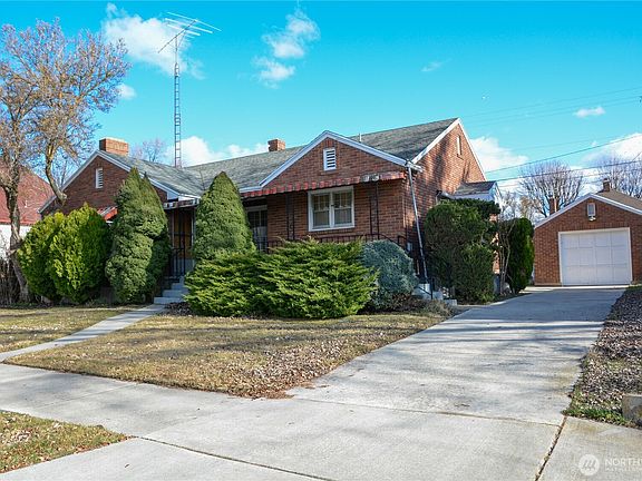 2nd image of 206 E 3rd Avenue