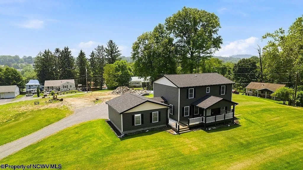 5 bed, 2.5 bath, $2,500 — Photo 2