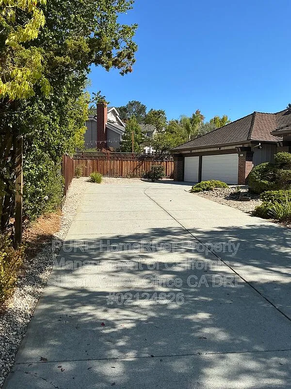 4 bed, 2.5 bath, 2539 sqft, $7,750 — Photo 2