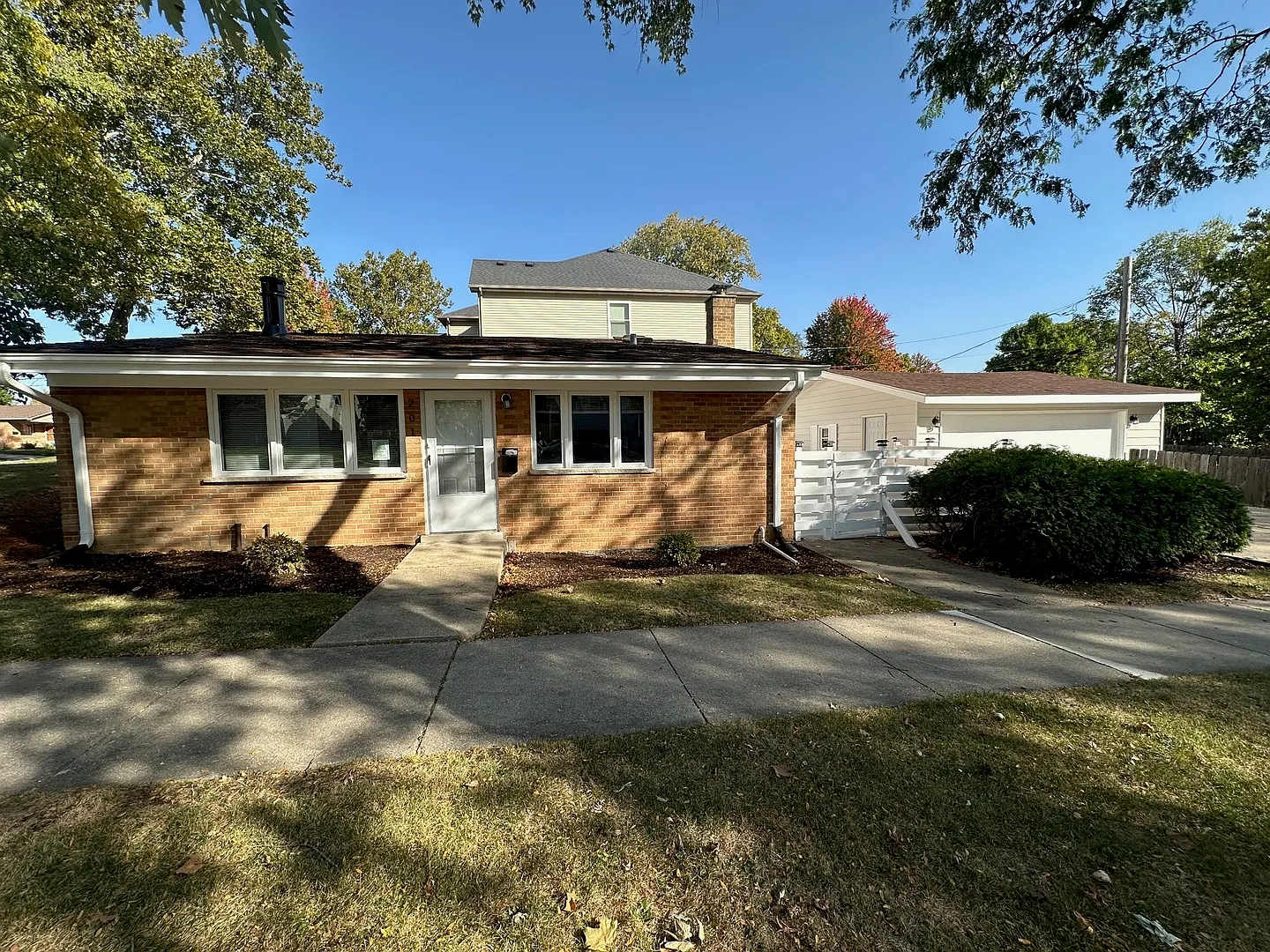 201 N Craig Pl photo 1