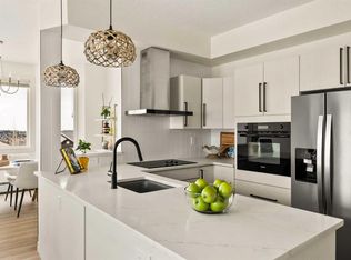 26 N Val Gardena Vw SW #457, Calgary, AB T3H 5Z5